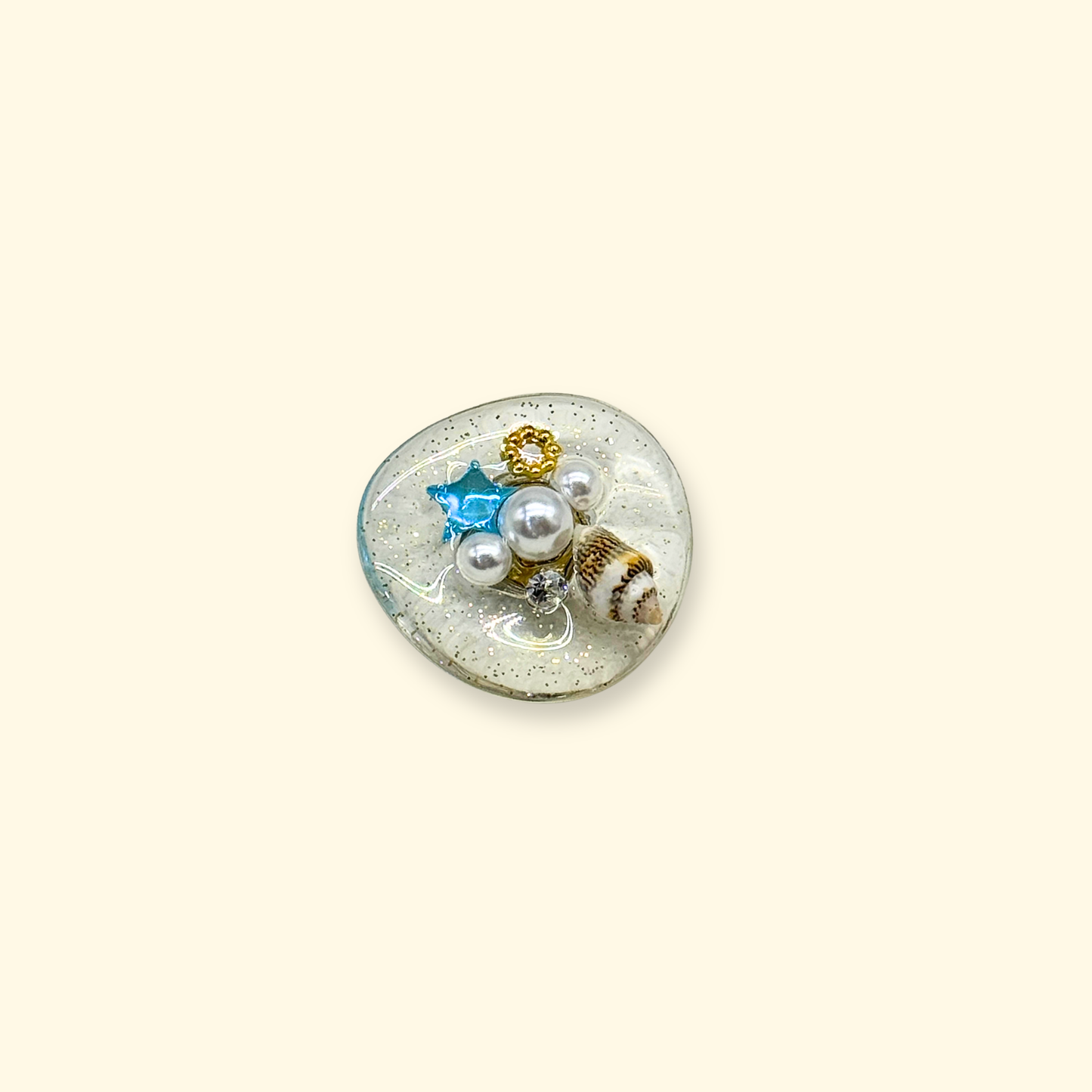 Ocean-inspired shell resin dog collar charm with pearls and glitter details, snap-on pet accessory for summer aesthetic styling