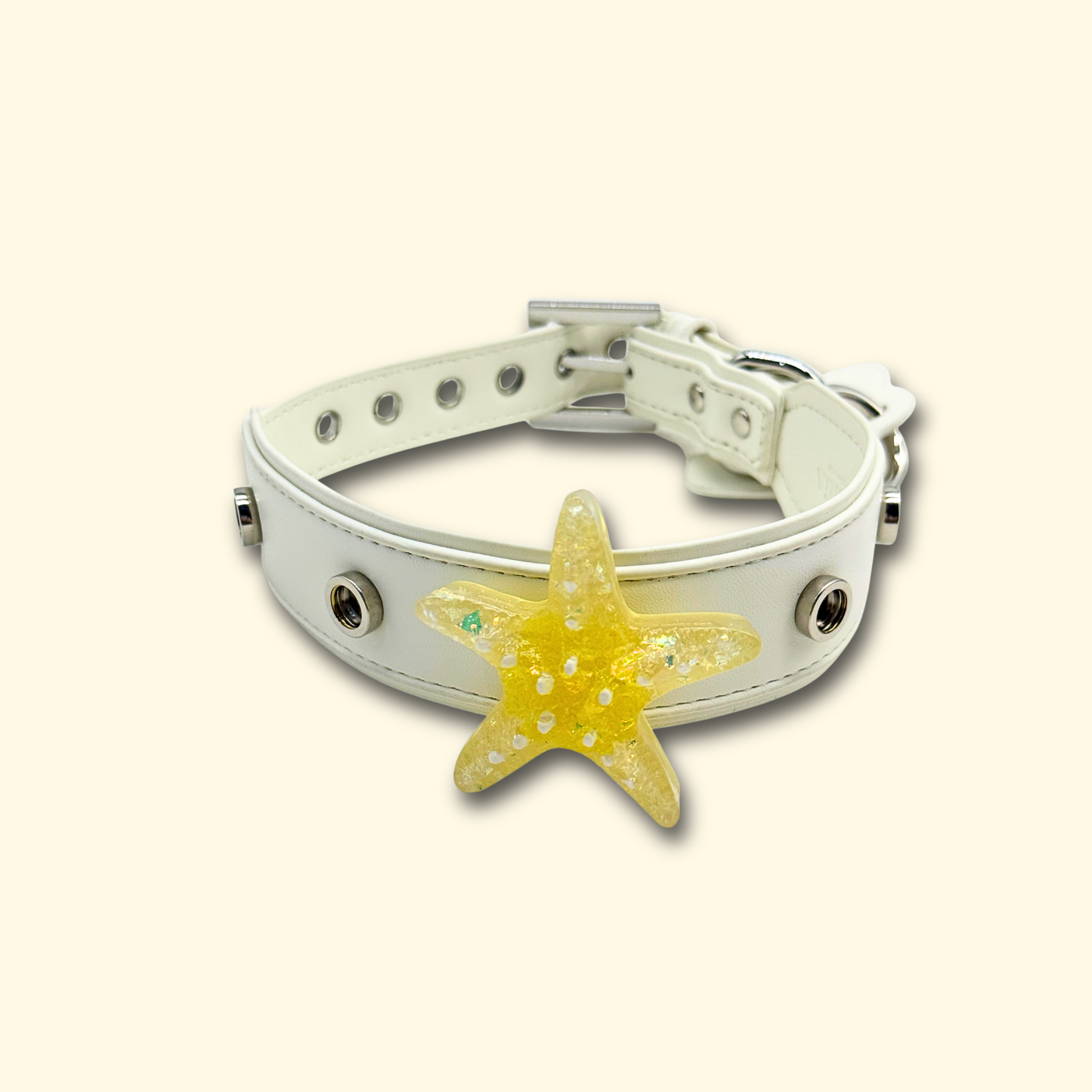 Close-up of a yellow starfish charm on a white pet collar, perfect for a cute and playful pet look