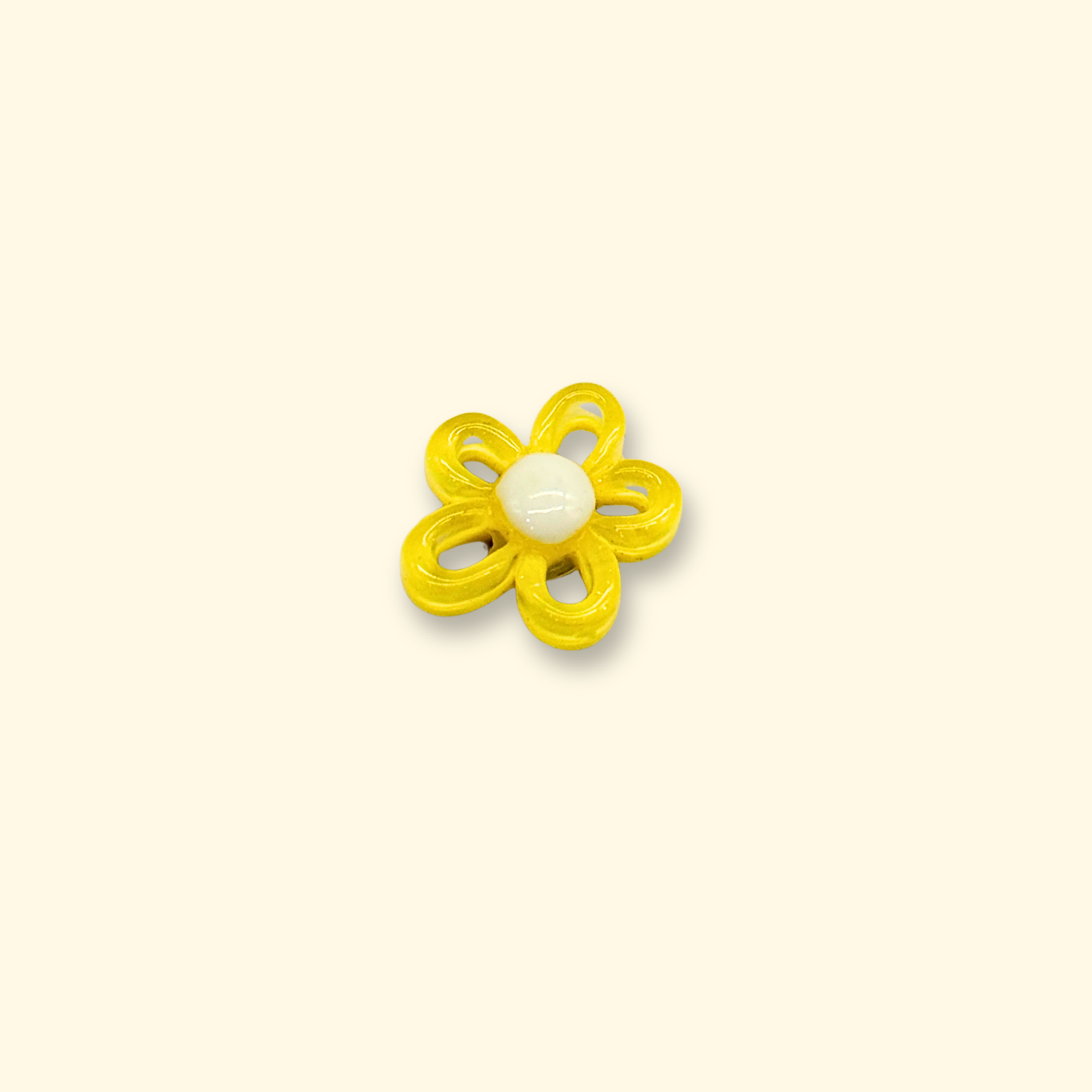 Bright yellow flower charm for pet collars, perfect for enhancing your pet’s cheerful and lively look